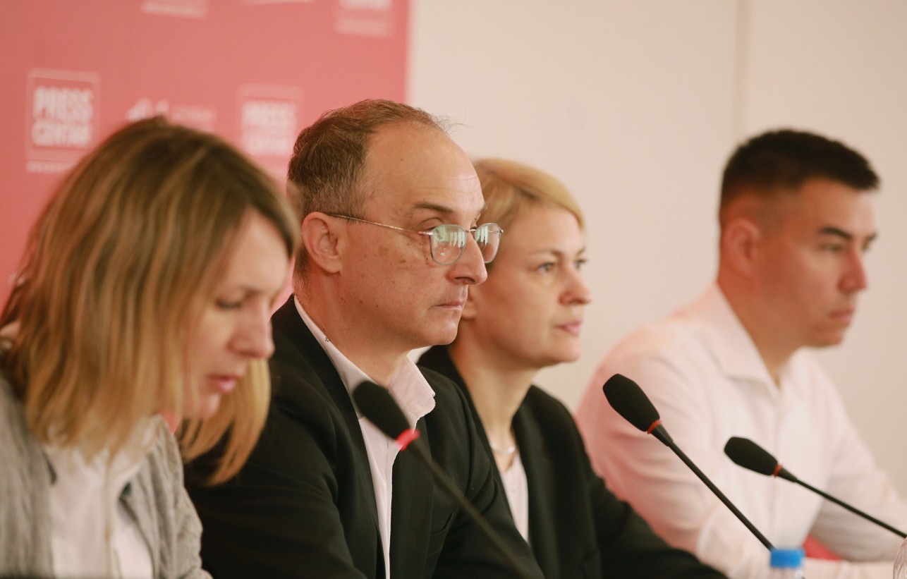 	 
Odbrana profesije i kazna zbog toga – obeležavamo godišnjicu velikog solidarnog istupa 78 novinara i medijskih radnika zbog zloupotrebe medija i redakcije Euronews Srbija
18.4.2026.