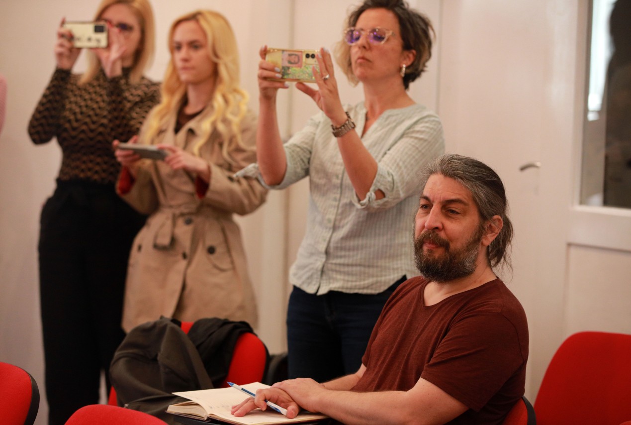 Odbrana profesije i kazna zbog toga – obeležavamo godišnjicu velikog solidarnog istupa 78 novinara i medijskih radnika zbog zloupotrebe medija i redakcije Euronews Srbija
18.4.2026.