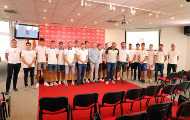 Video snimak konferencije novinare Veslačkog saveza Srbije povodom osvajanja zlatne i bronzane medalje na Evropskom juniorskom prvenstvu u veslanju u Italiji Video snimak konferencije novinare Veslačkog saveza Srbije povodom osvajanja zlatne i bronzane medalje na Evropskom juniorskom prvenstvu u veslanju u Italiji